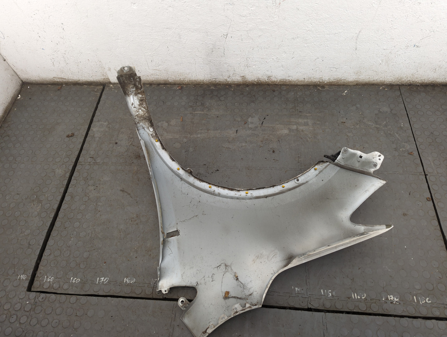 Крыло переднее правое