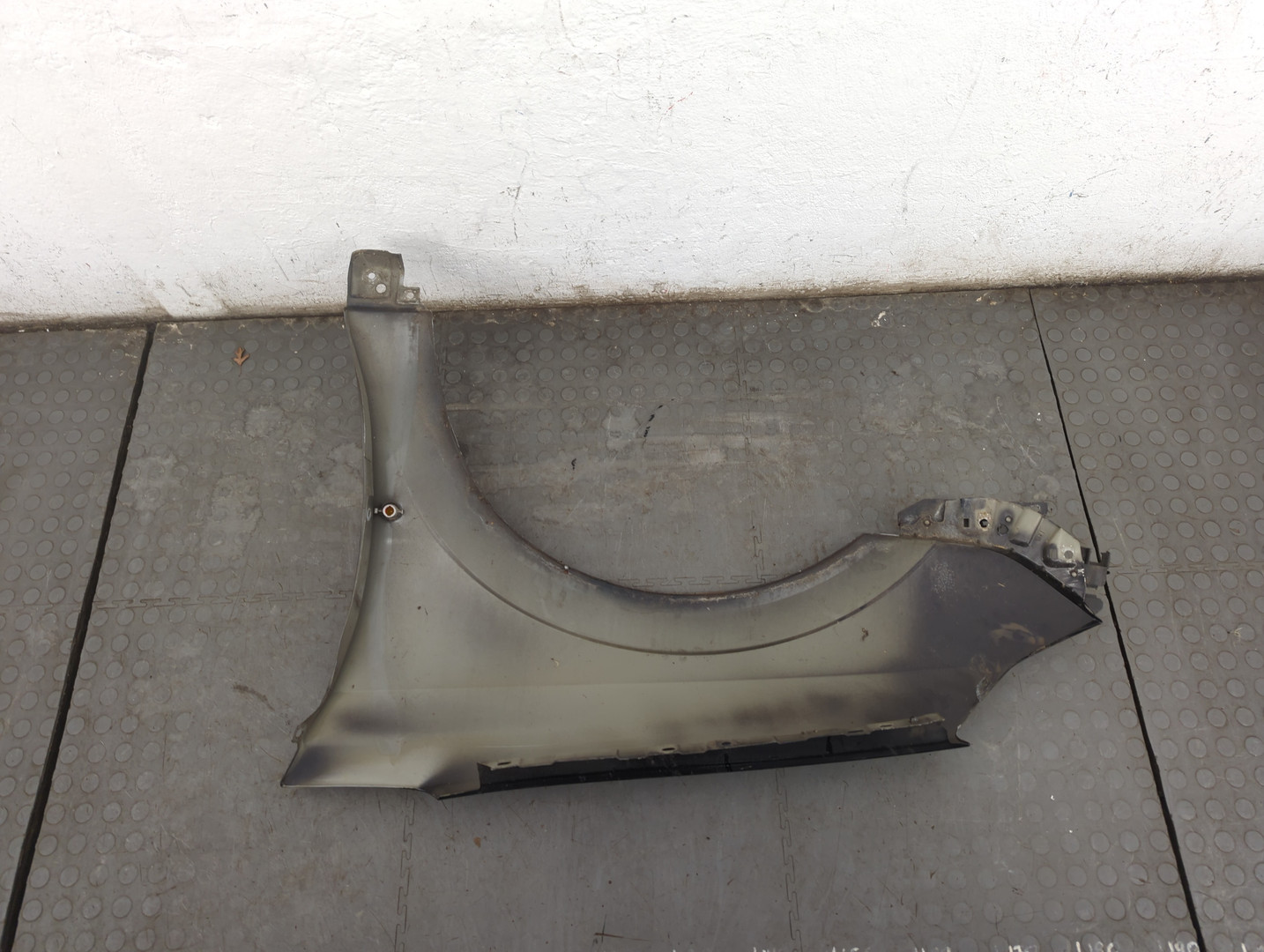 Крыло переднее правое