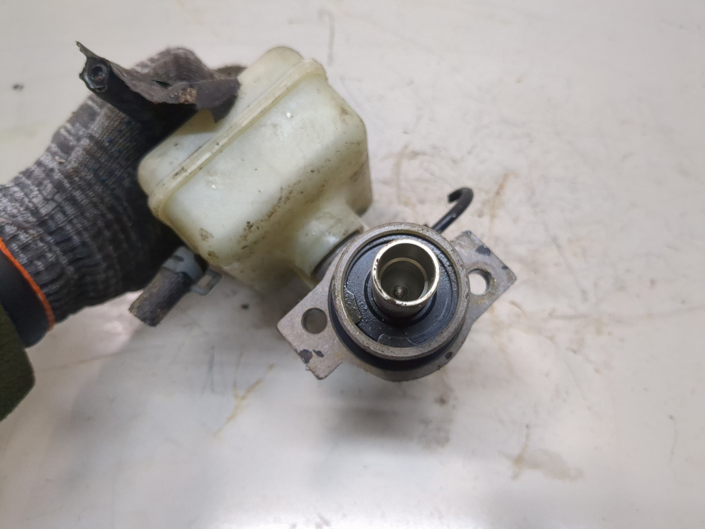 Цилиндр тормозной главный