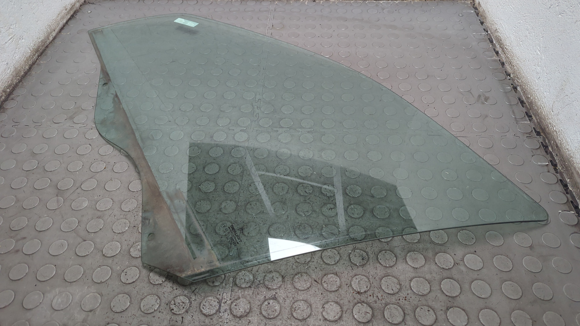 Стекло двери передней левой