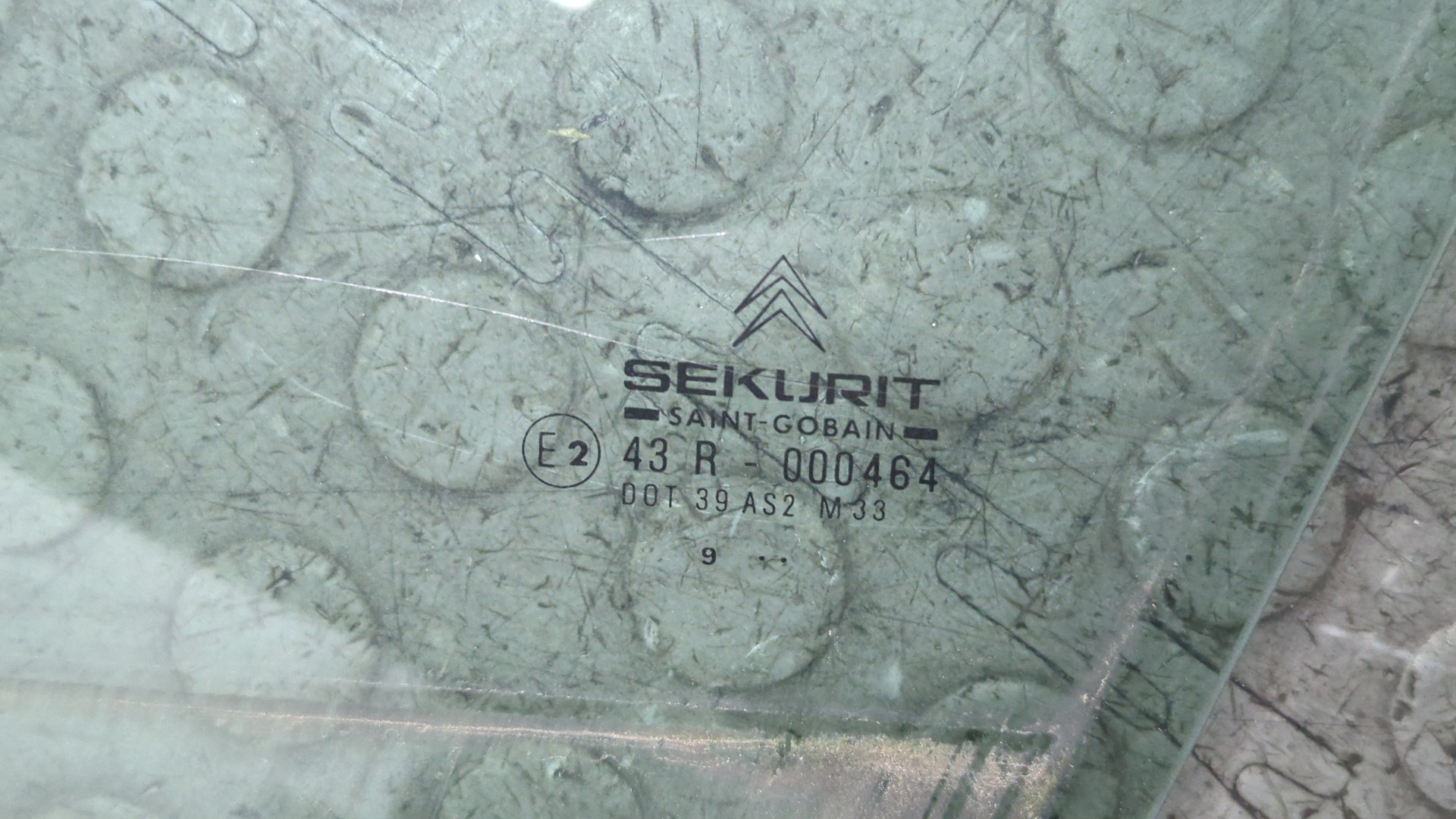 Стекло двери передней левой