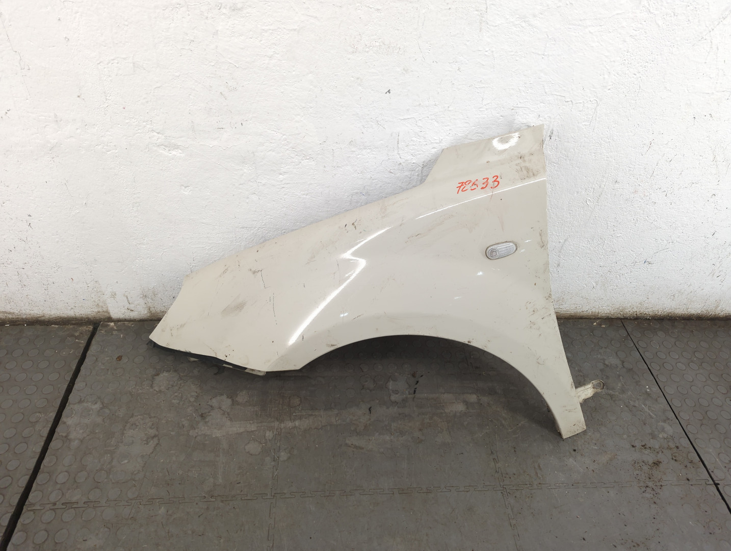 Крыло переднее левое