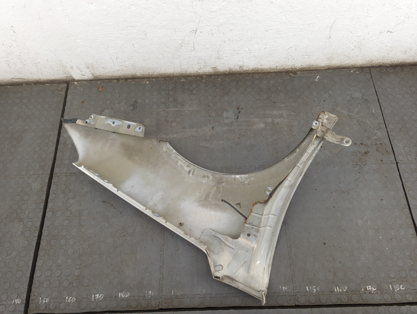 Крыло переднее левое