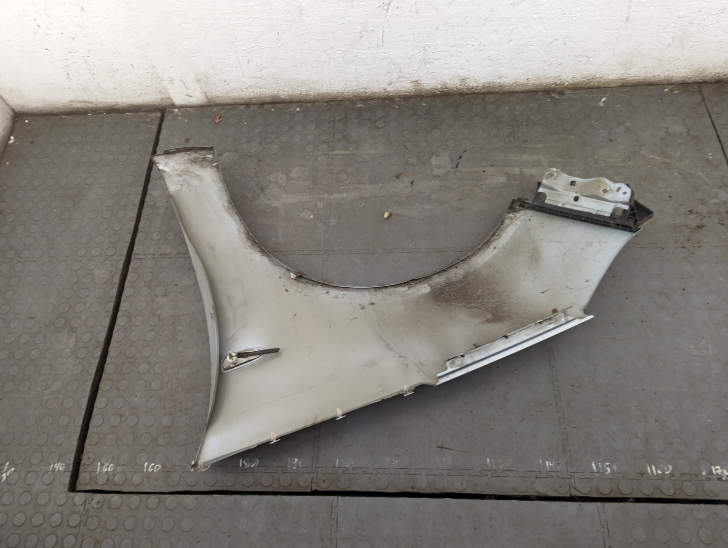 Крыло переднее правое