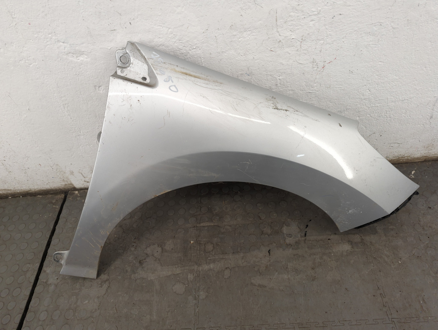 Крыло переднее правое