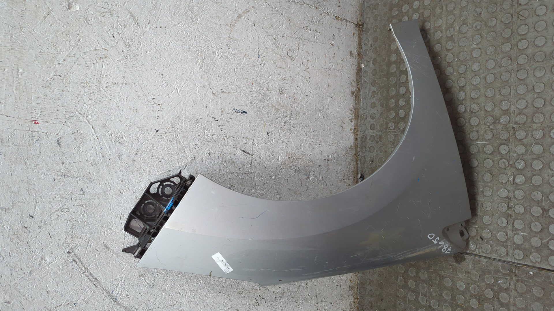 Крыло переднее правое