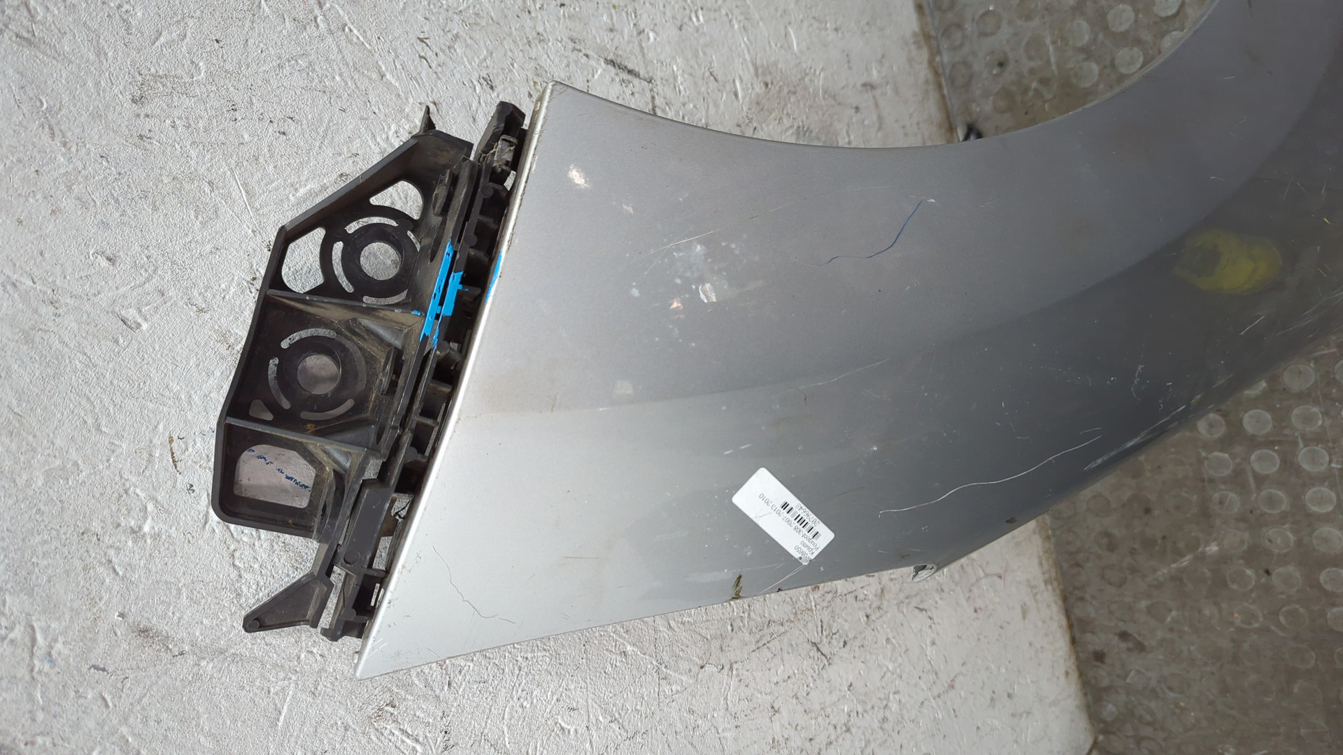 Крыло переднее правое