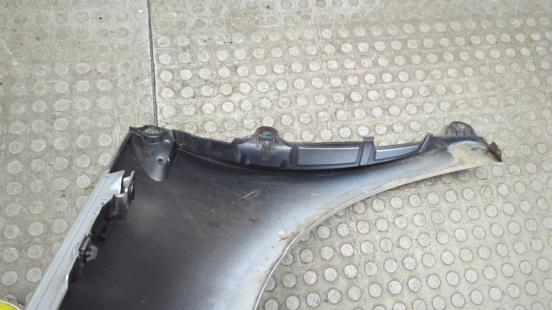 Крыло переднее правое