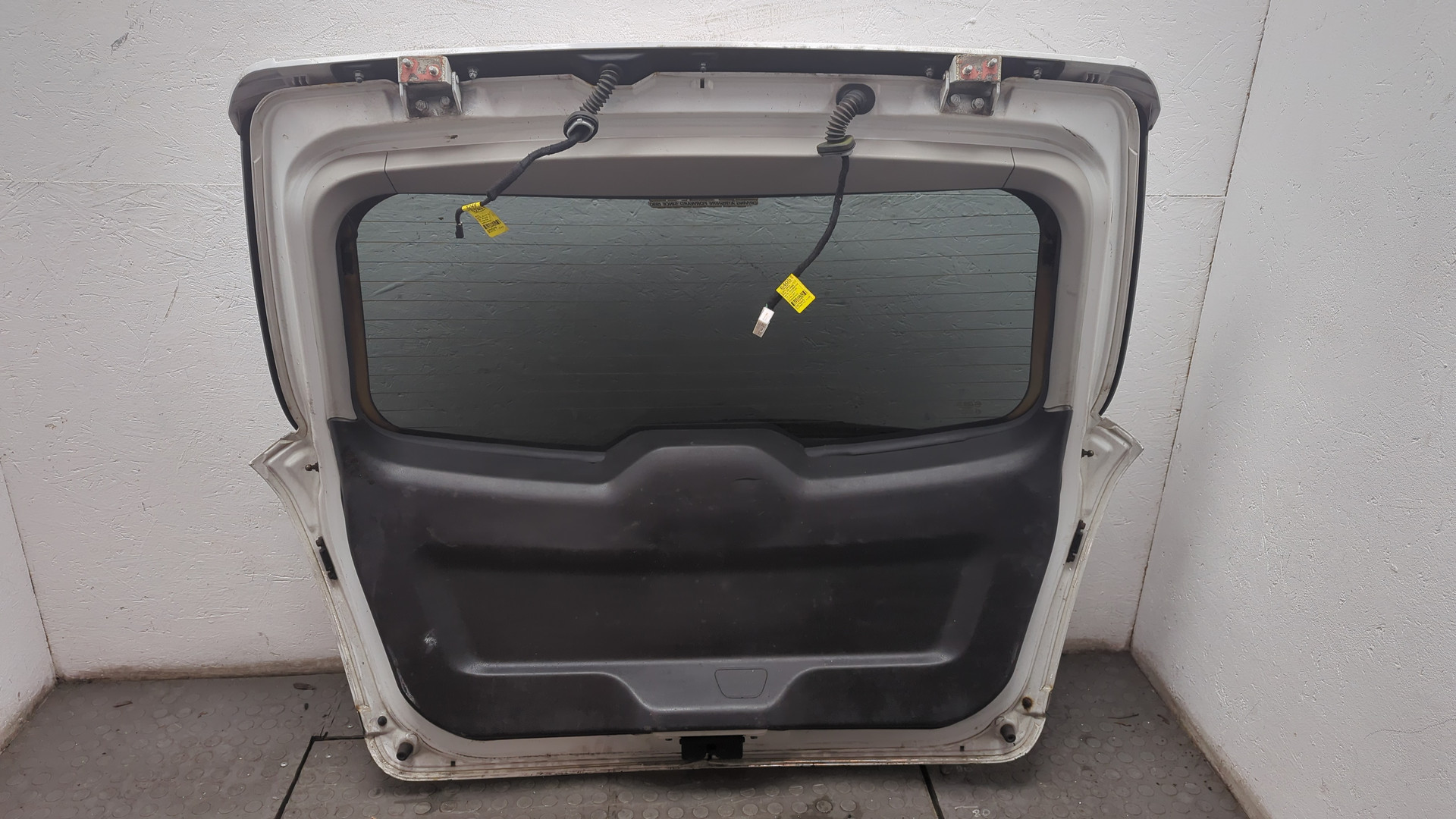 Дверь багажника