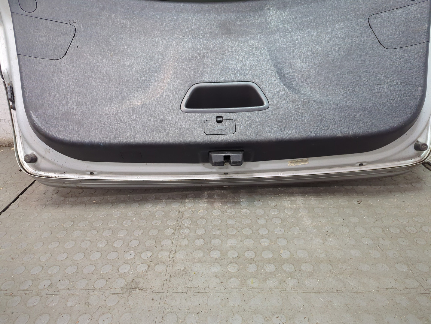 Дверь багажника