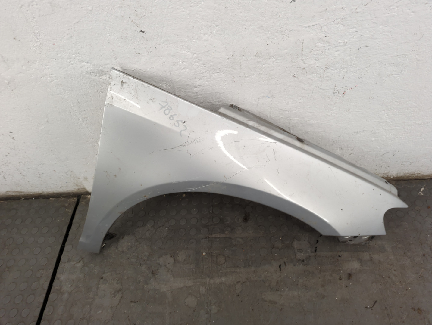 Крыло переднее правое