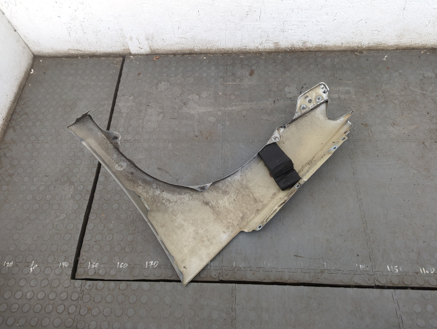 Крыло переднее правое