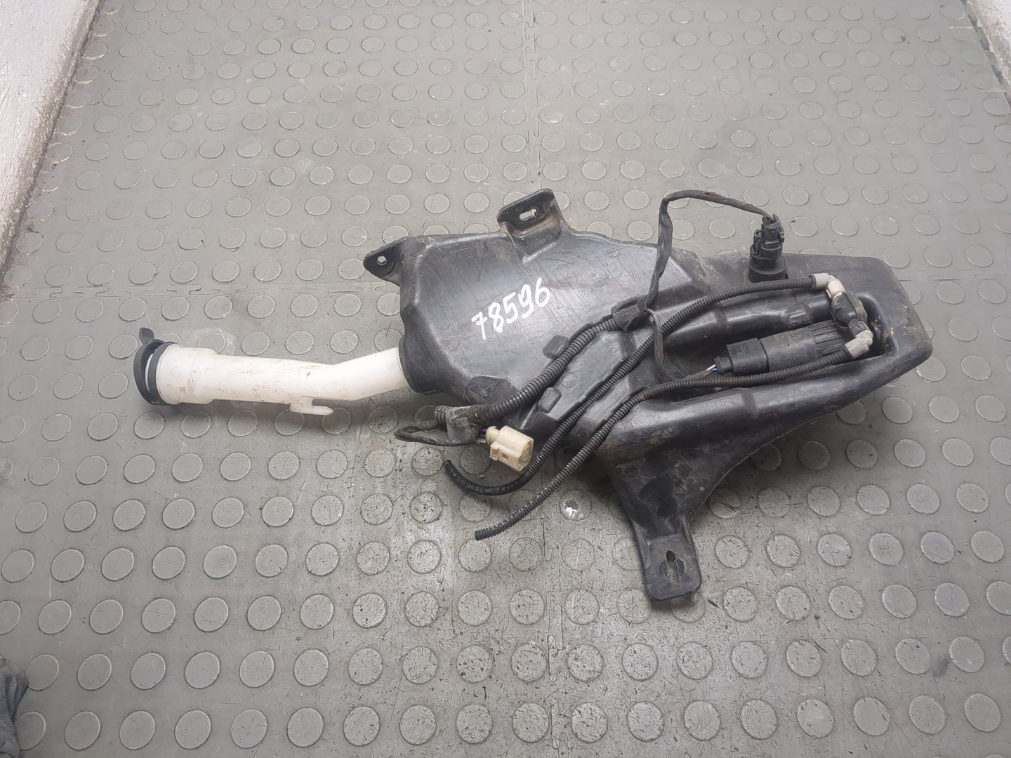 Бачок омывателя лобового стекла