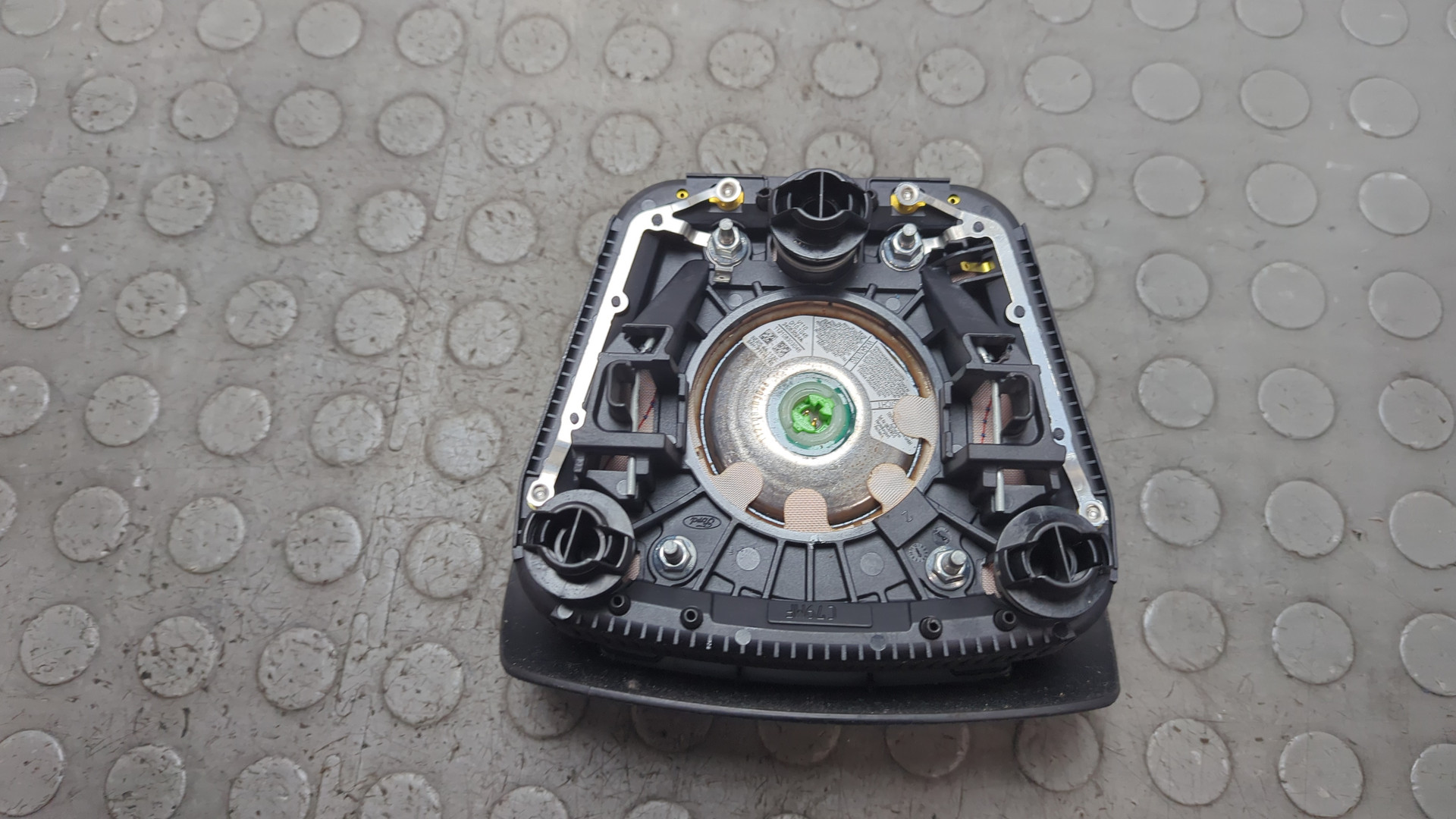 Подушка безопасности в рулевое колесо