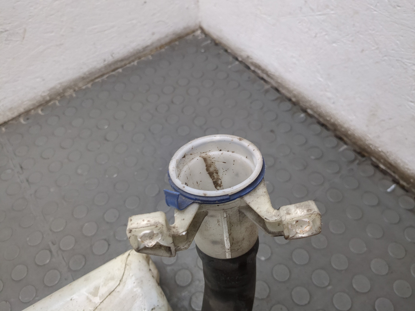 Бачок омывателя лобового стекла