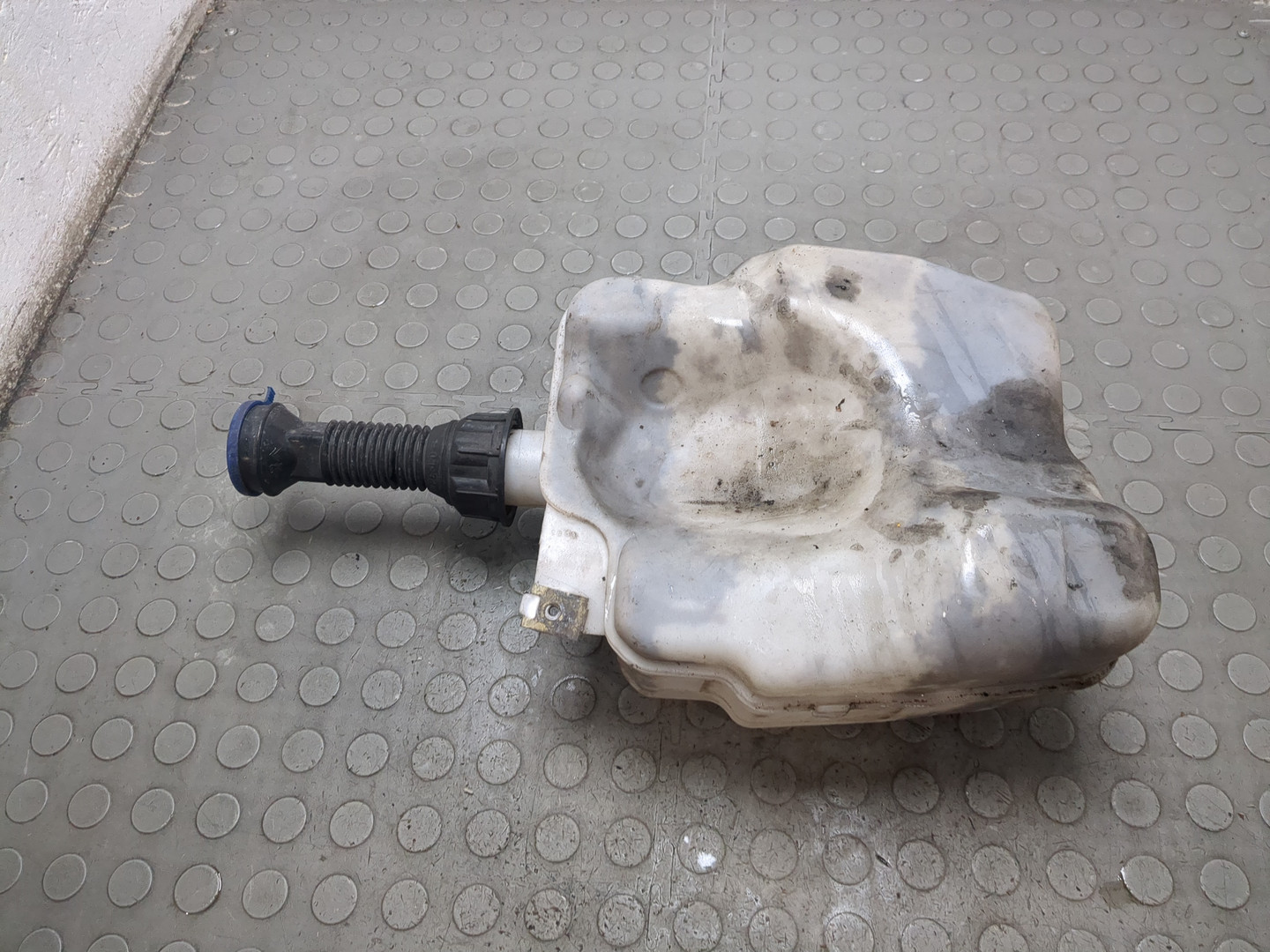 Бачок омывателя лобового стекла