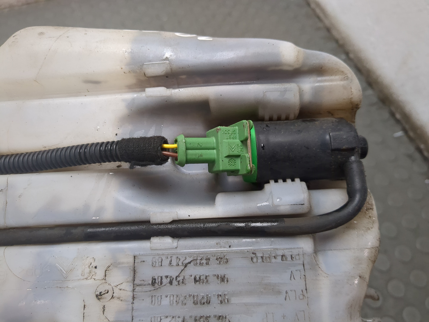 Бачок омывателя лобового стекла