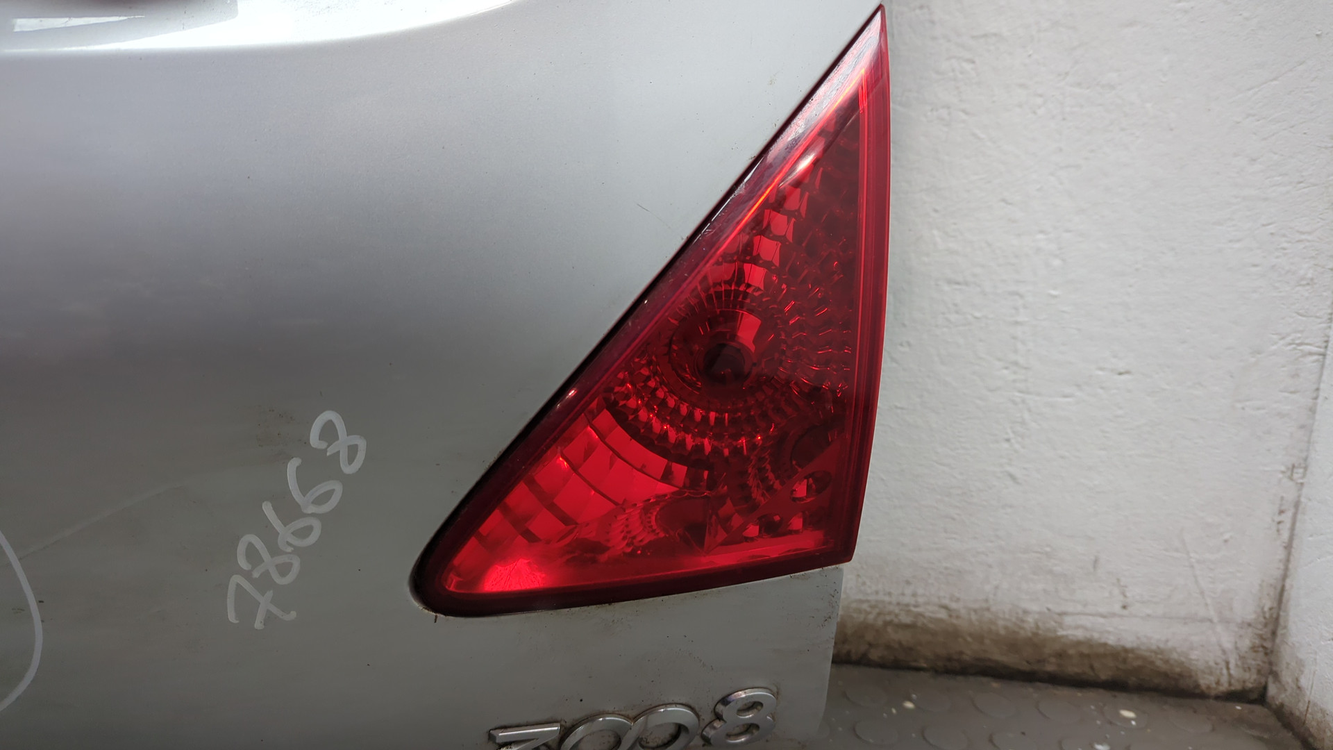 Дверь багажника