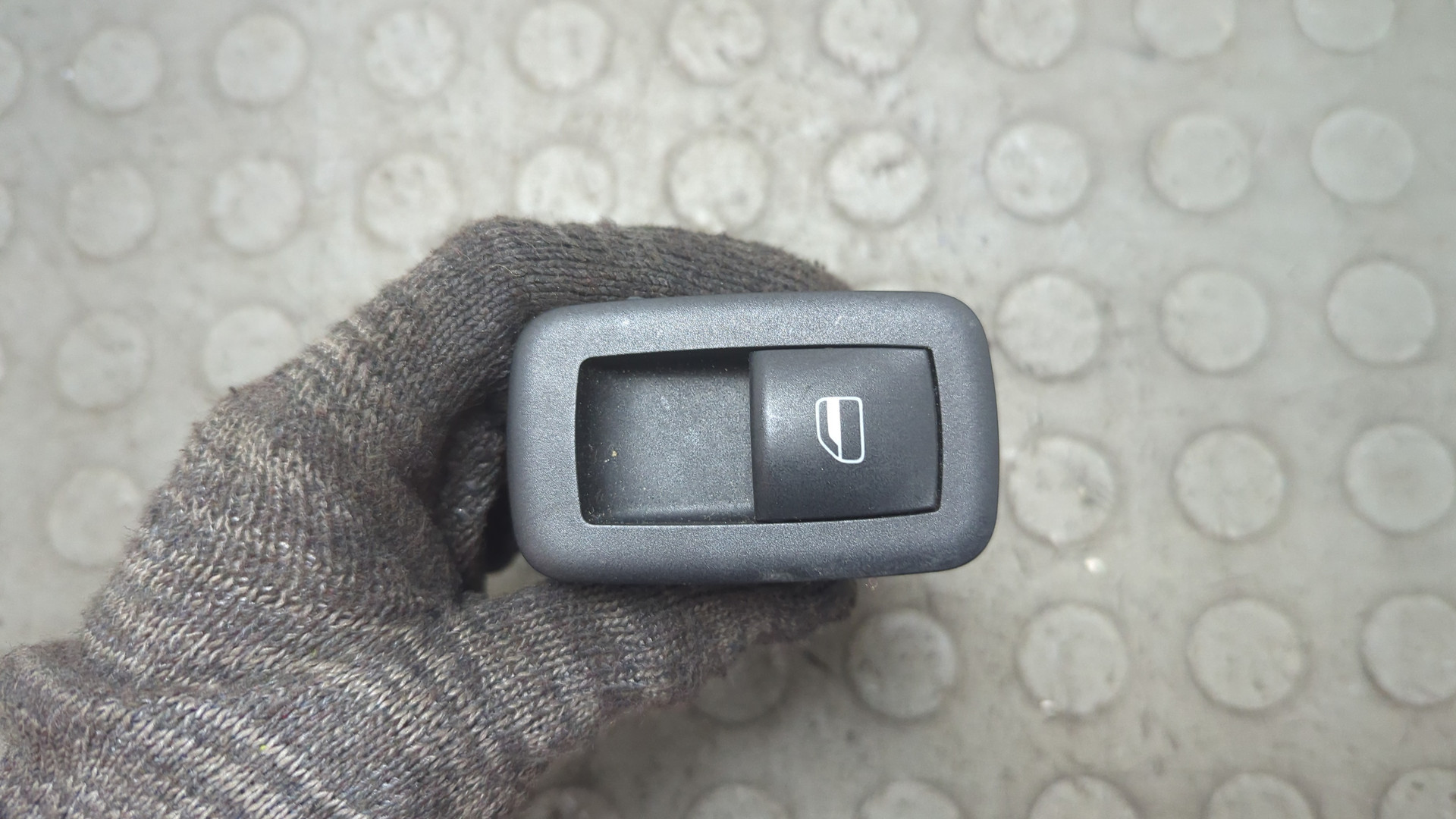 Кнопка стеклоподъемника