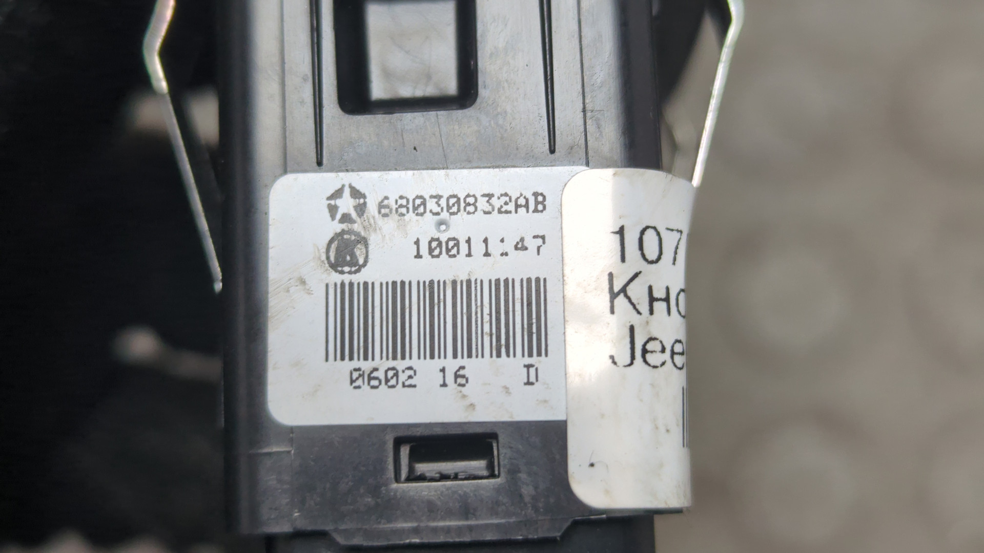 Кнопка стеклоподъемника