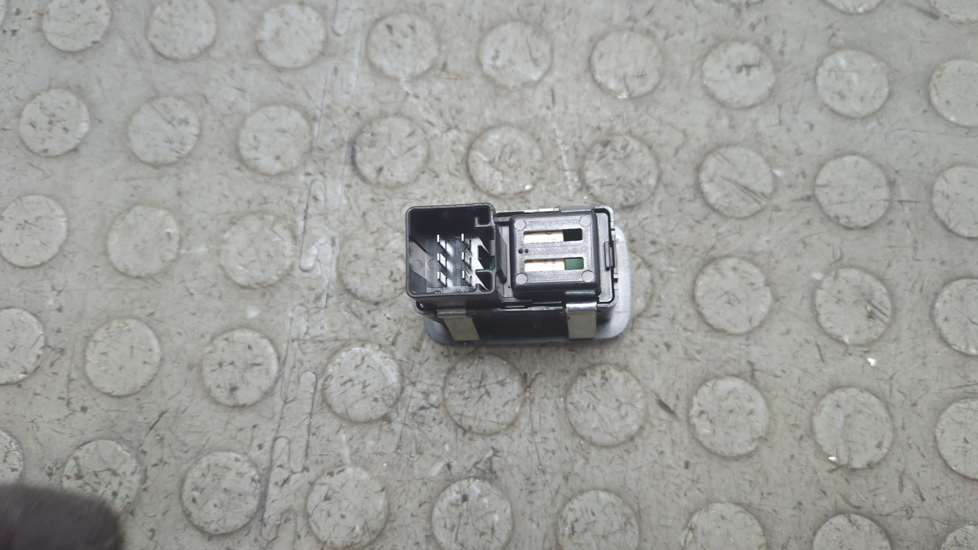 Кнопка стеклоподъемника