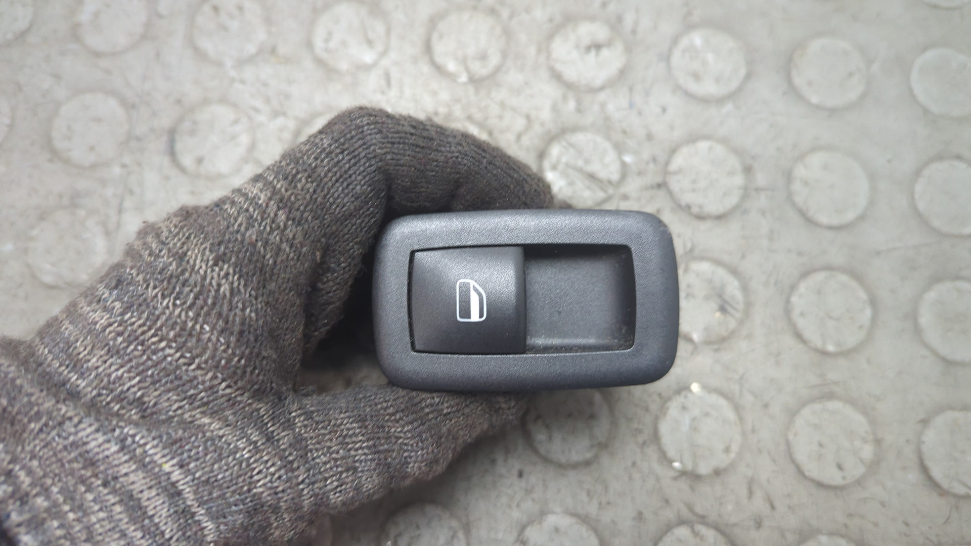 Кнопка стеклоподъемника