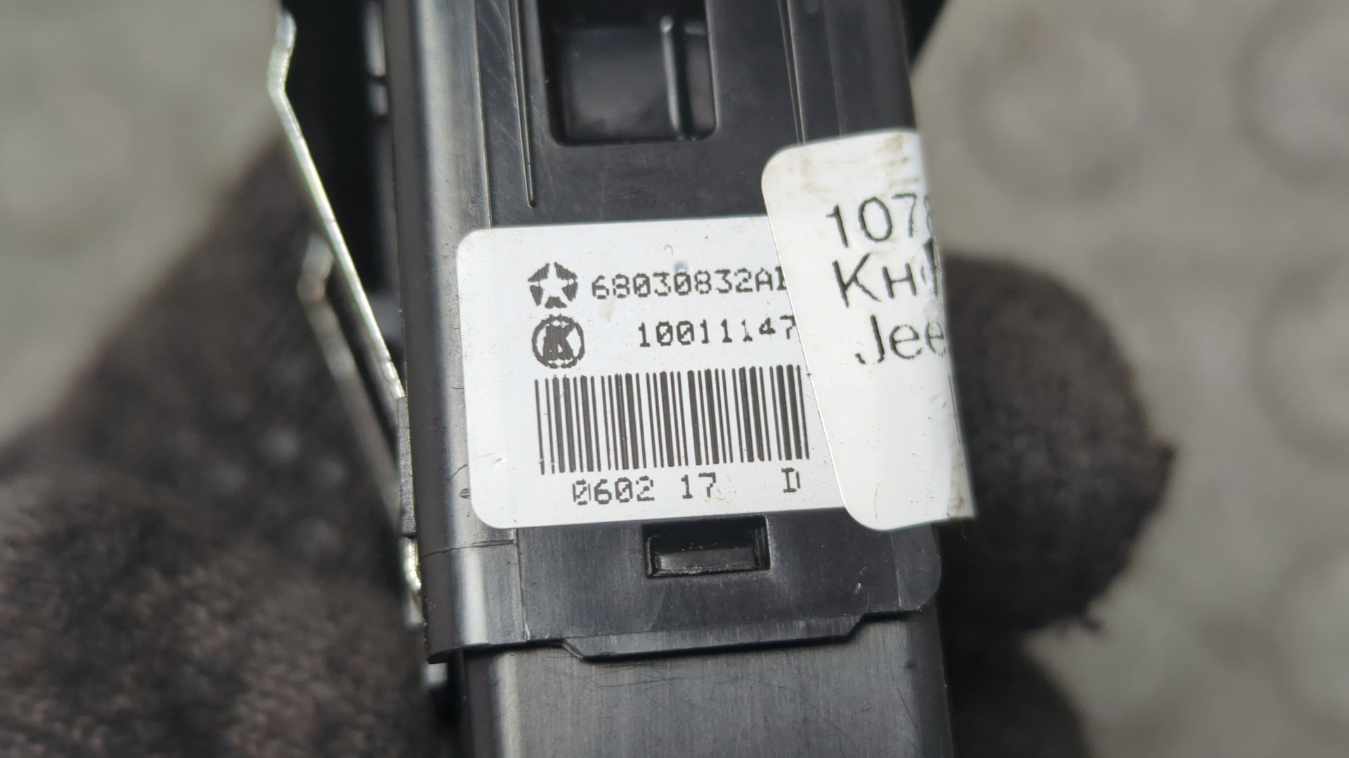 Кнопка стеклоподъемника