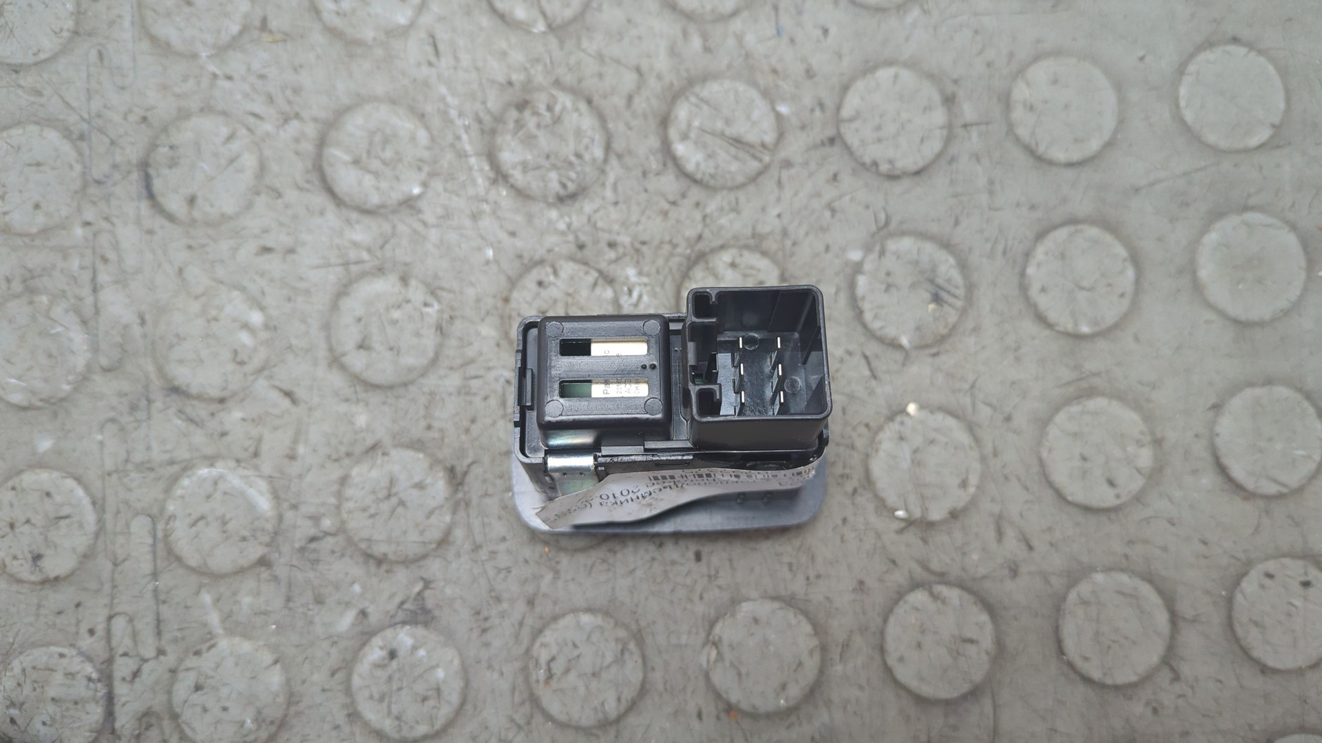 Кнопка стеклоподъемника