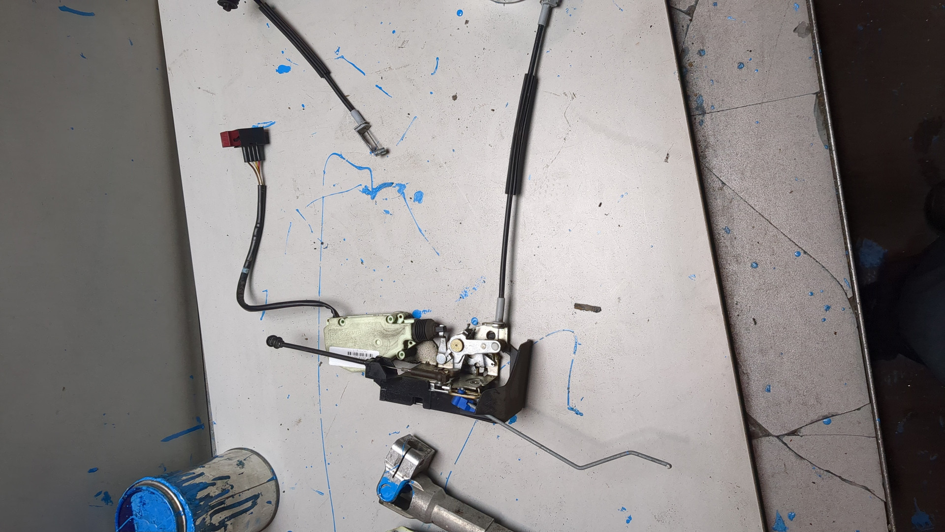 Замок двери передней левой