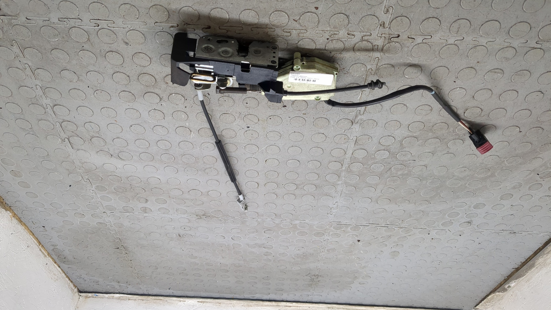 Замок двери передней левой