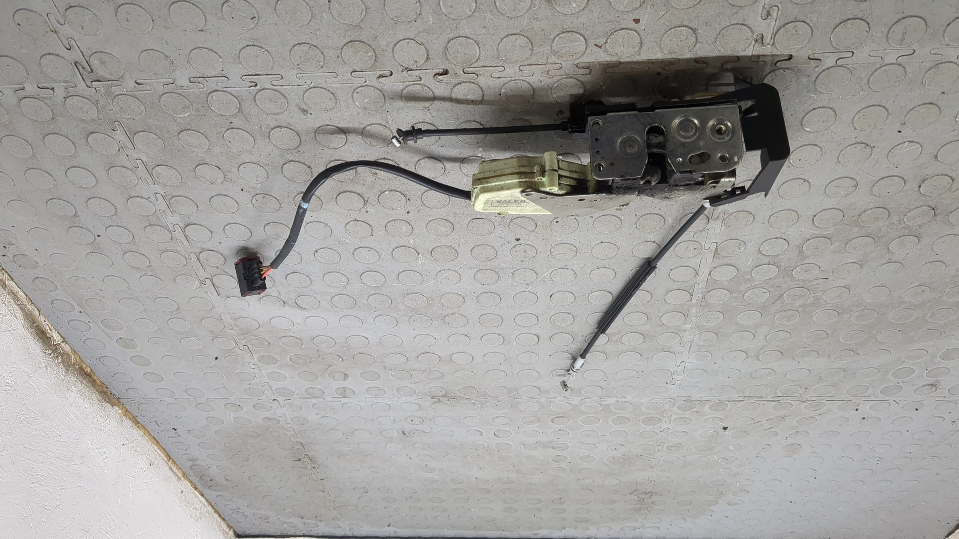 Замок двери передней левой