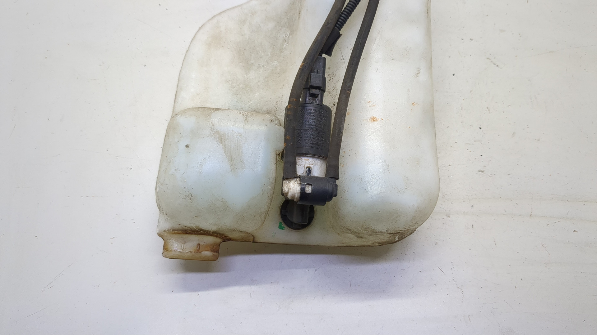 Бачок омывателя лобового стекла