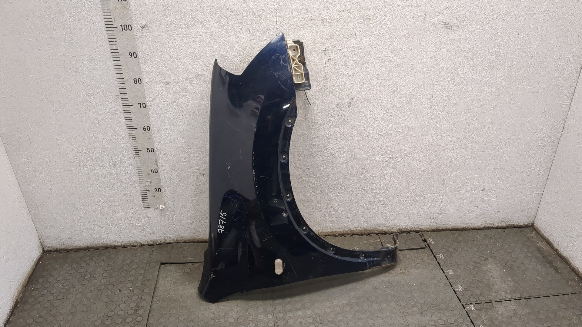 Крыло переднее правое