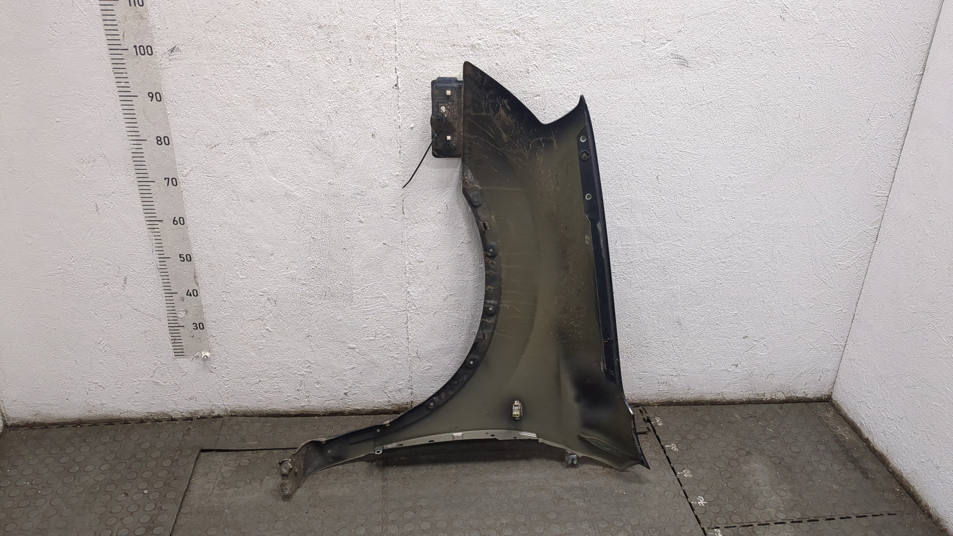 Крыло переднее правое