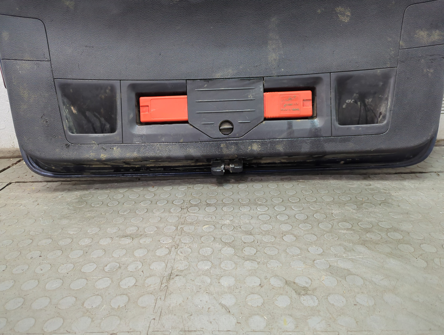 Дверь багажника