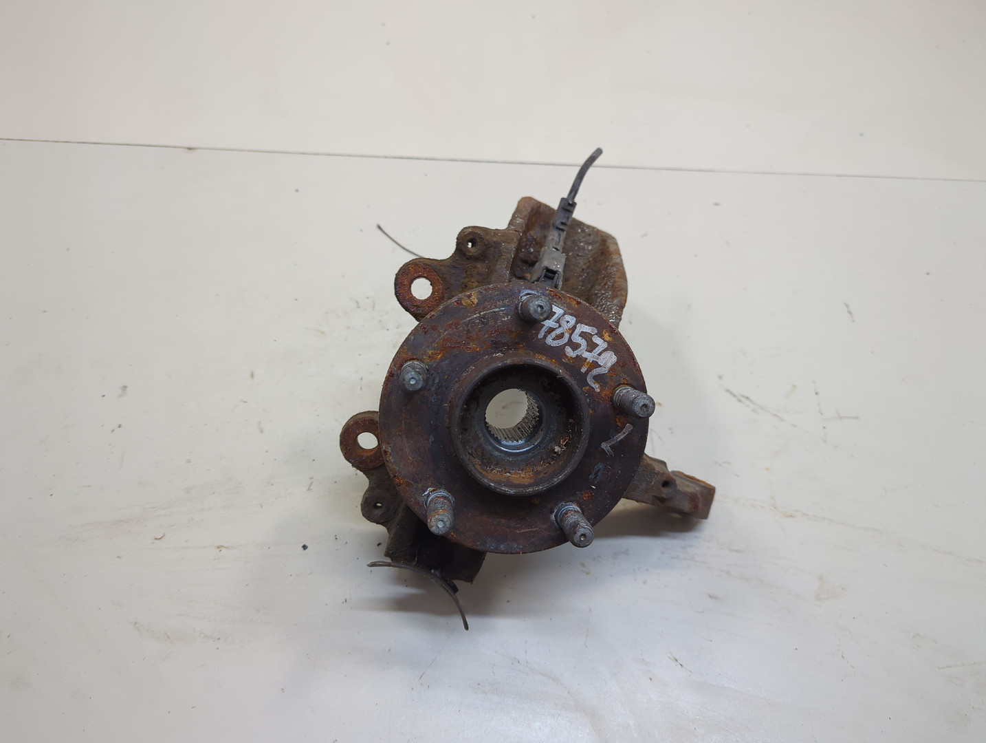 Кулак поворотный передний левый