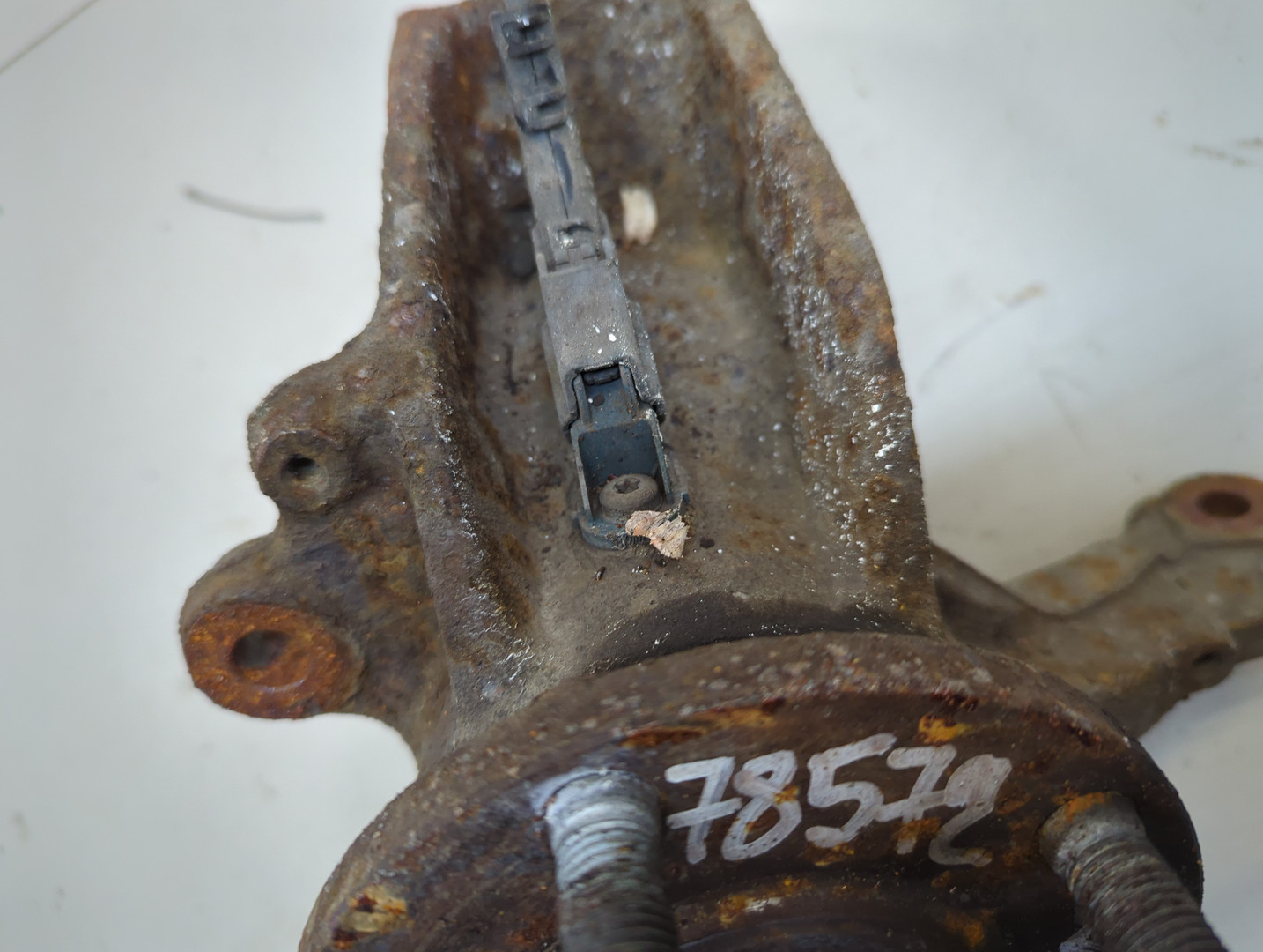 Кулак поворотный передний левый