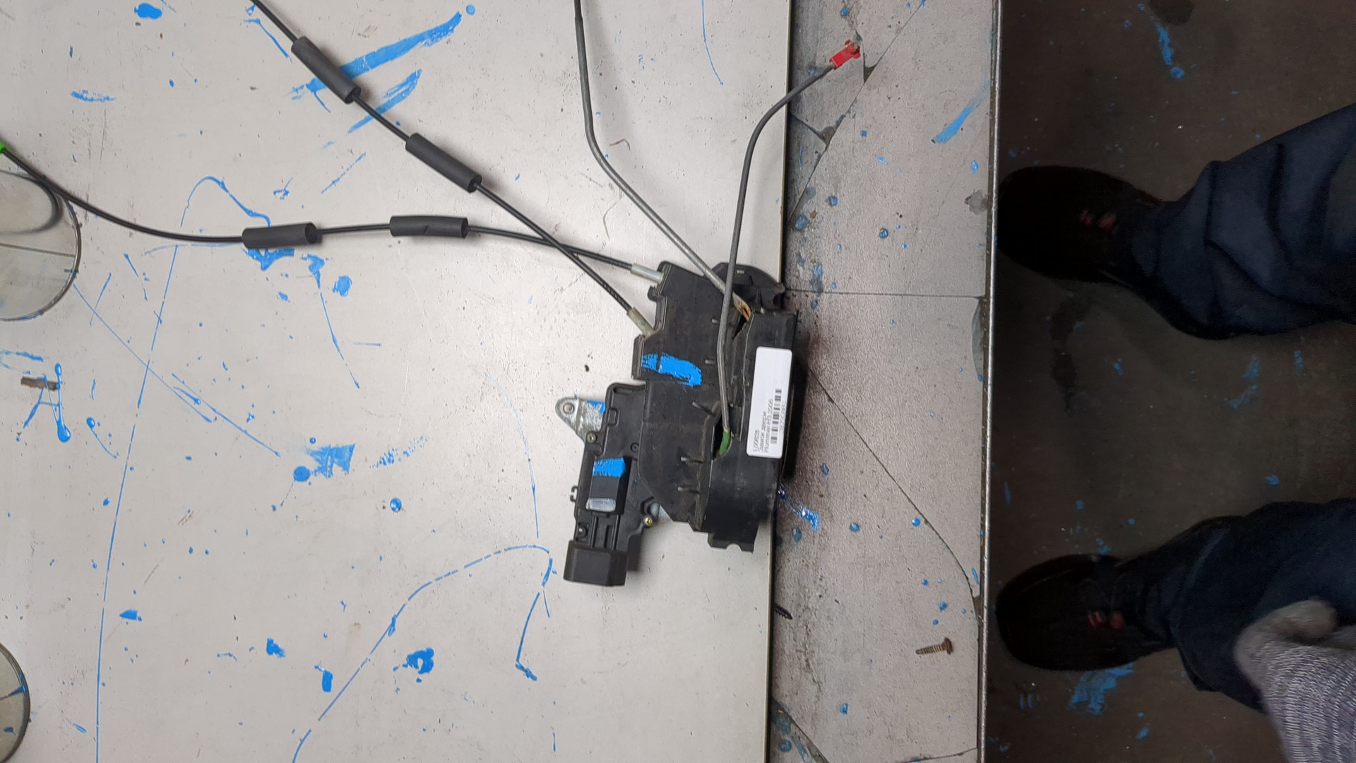 Замок двери передней левой