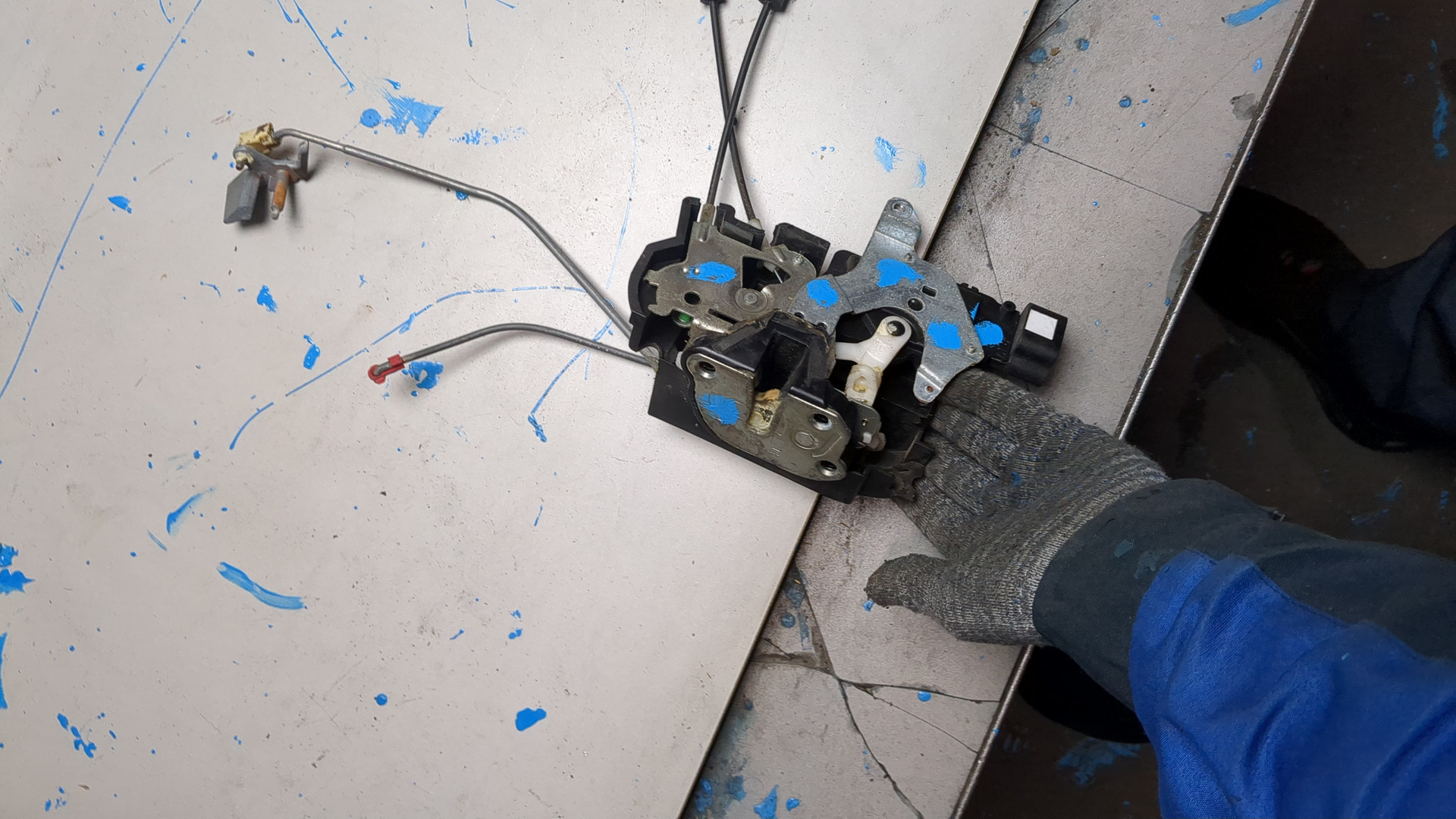 Замок двери передней левой