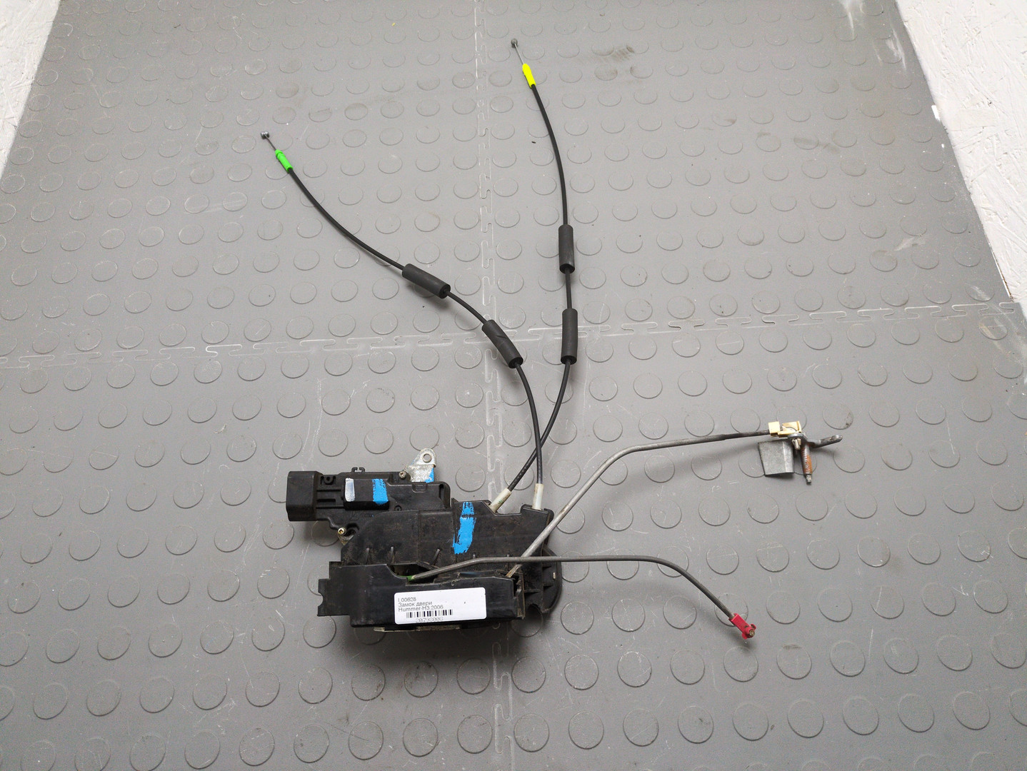 Замок двери передней левой