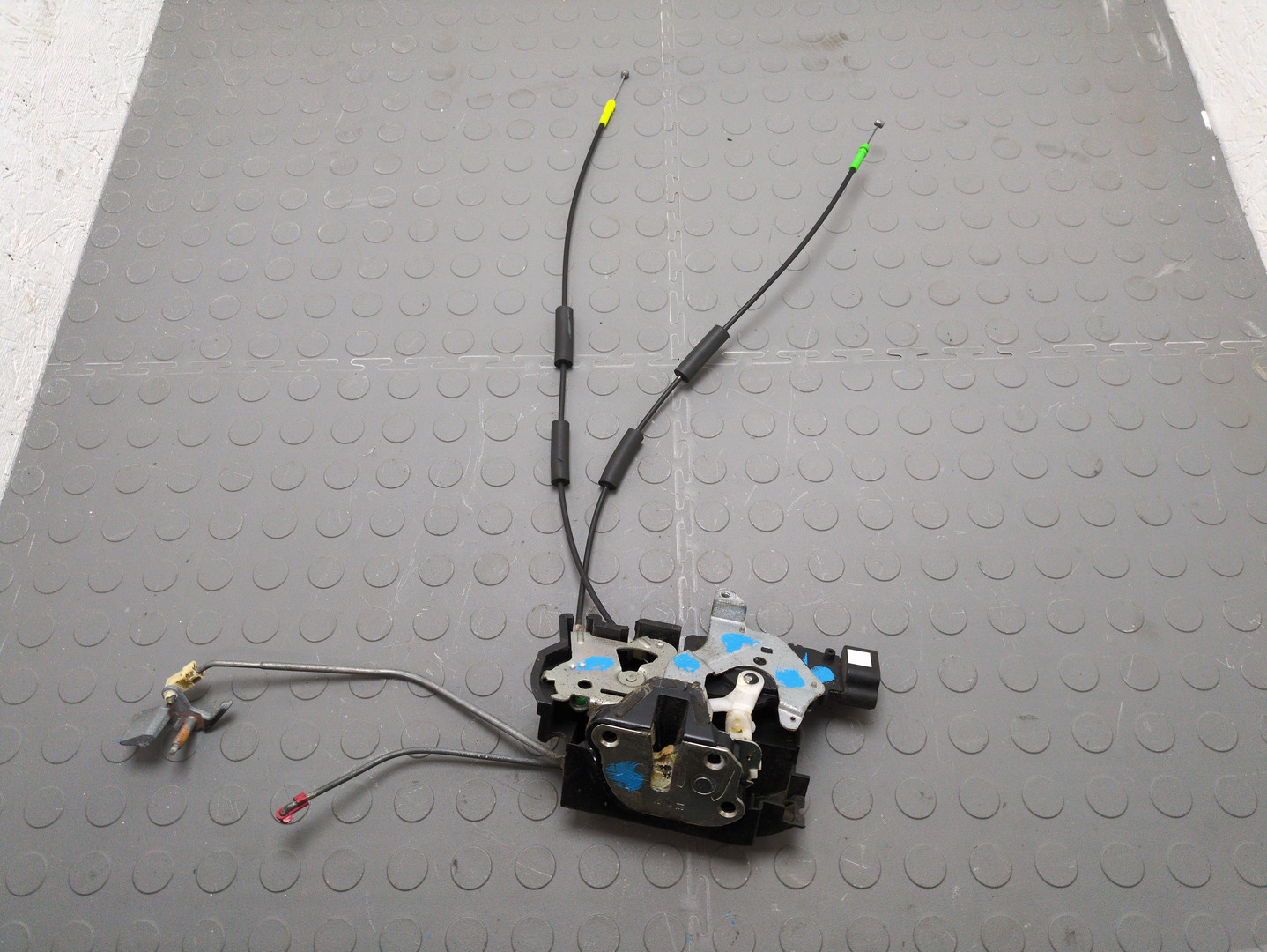 Замок двери передней левой