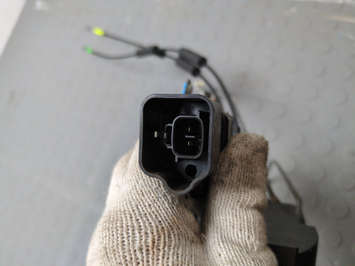 Замок двери передней левой