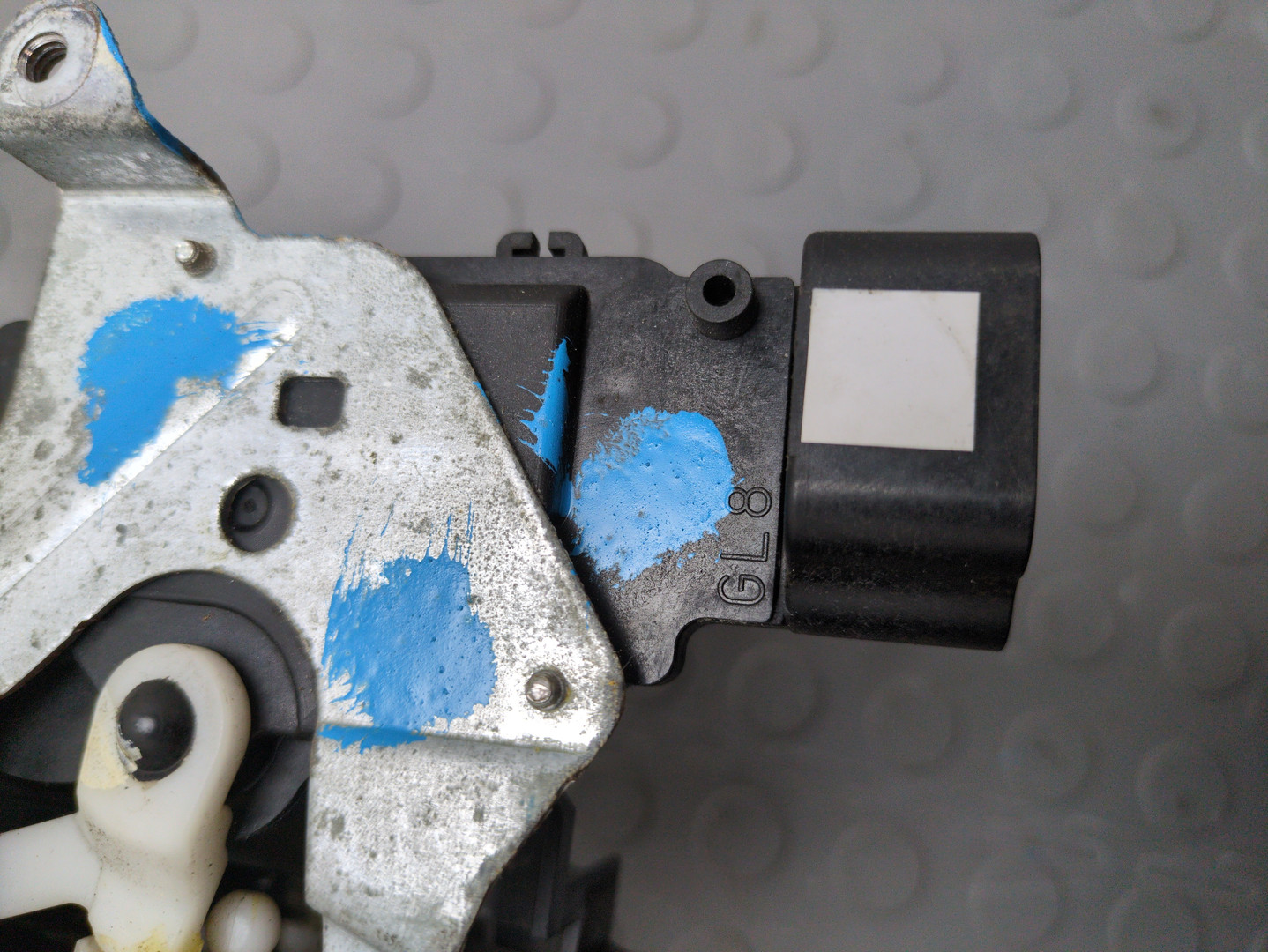 Замок двери передней левой