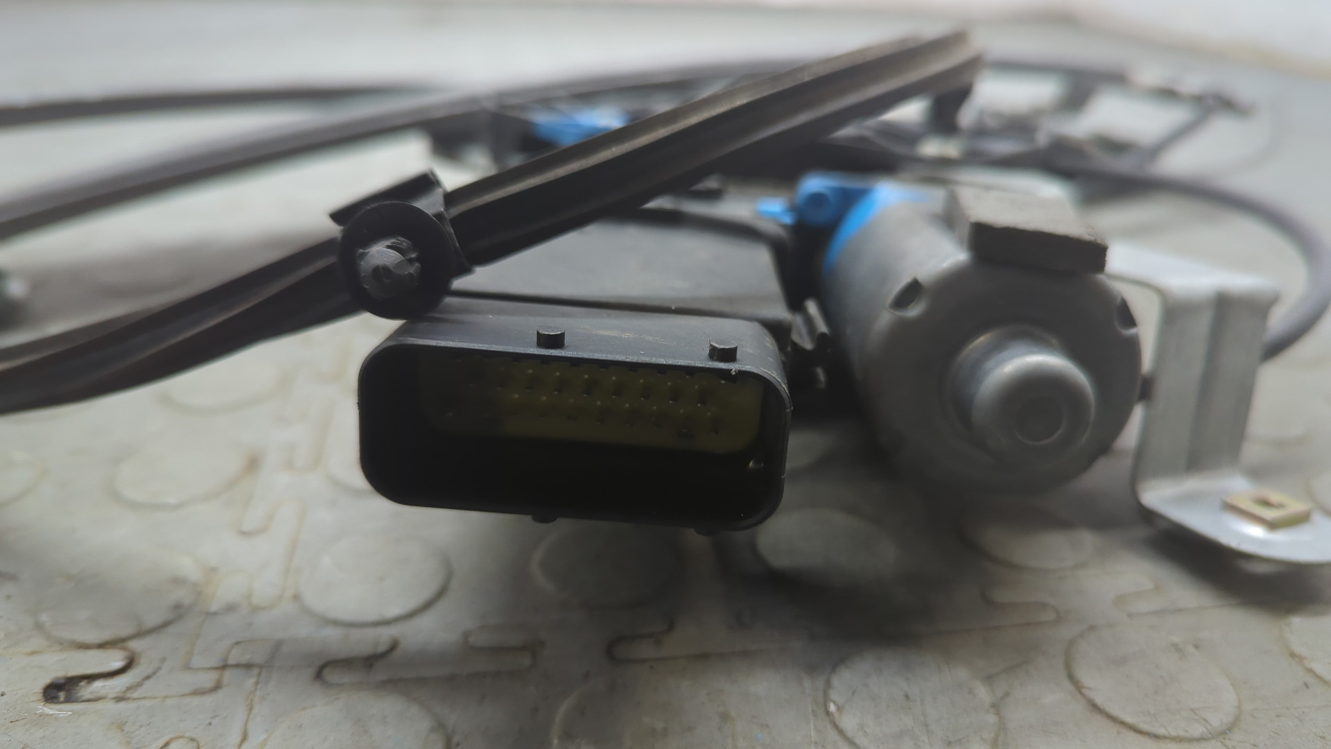 Стеклоподъемник электр. передний левый