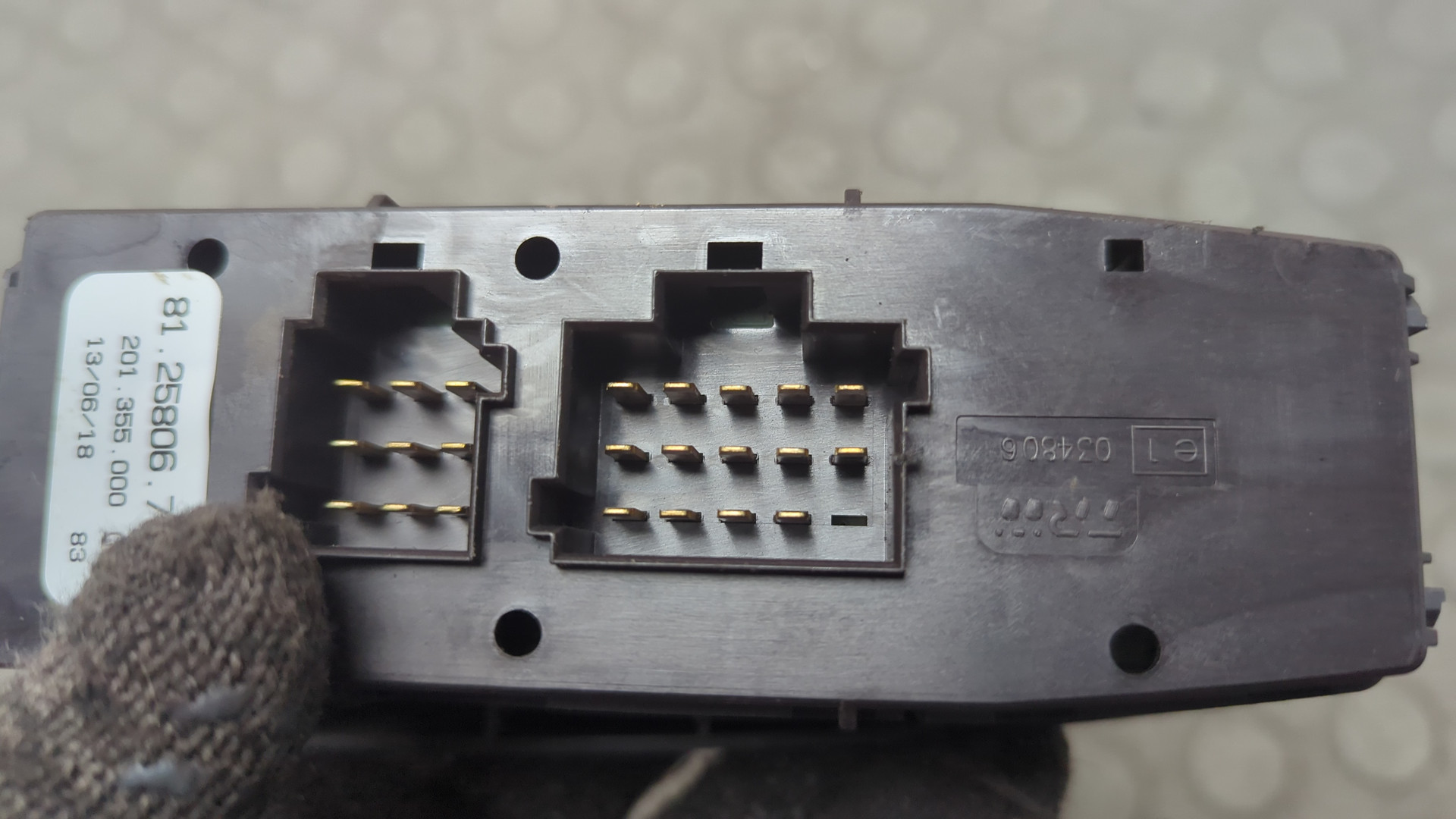 Кнопка стеклоподъемника