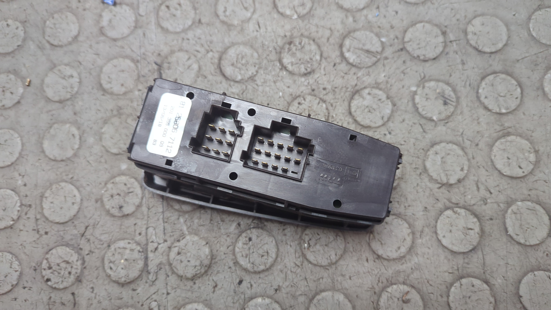 Кнопка стеклоподъемника