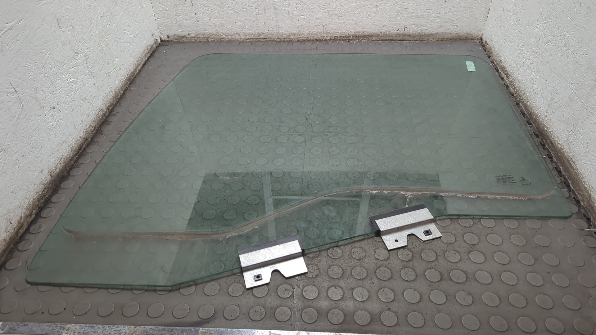 Стекло двери передней левой