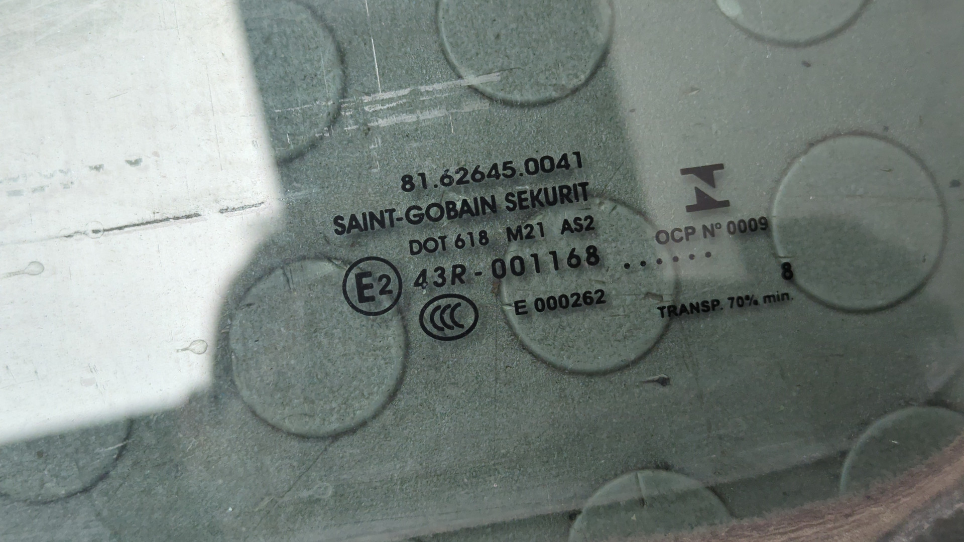 Стекло двери передней левой