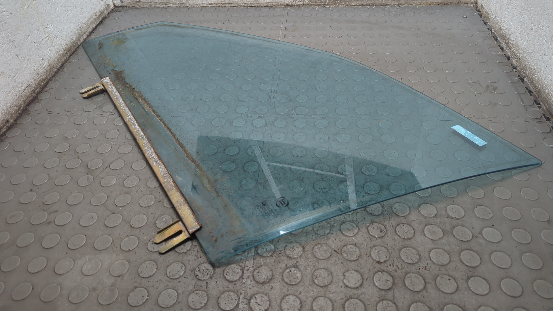 Стекло двери передней левой