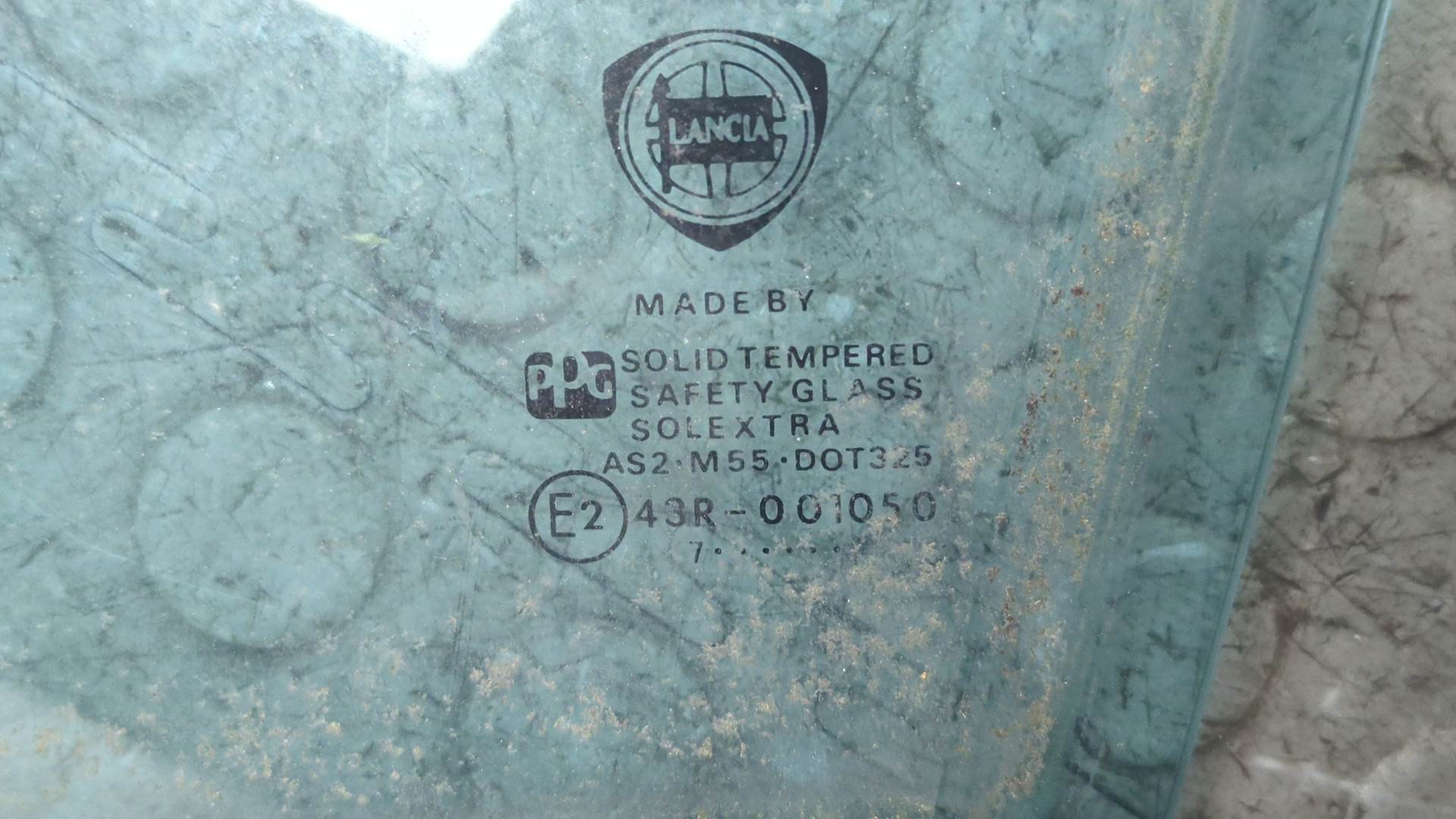 Стекло двери передней левой